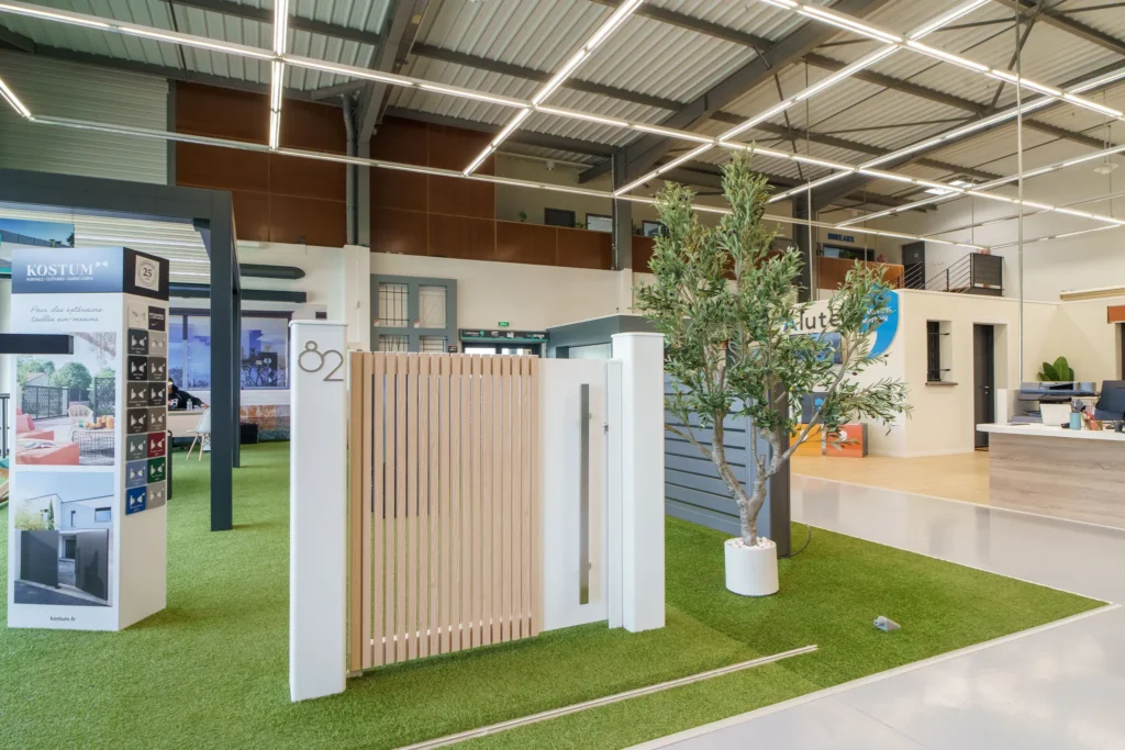 Clôtures et portails exposés dans le showroom Alutec de Montauban