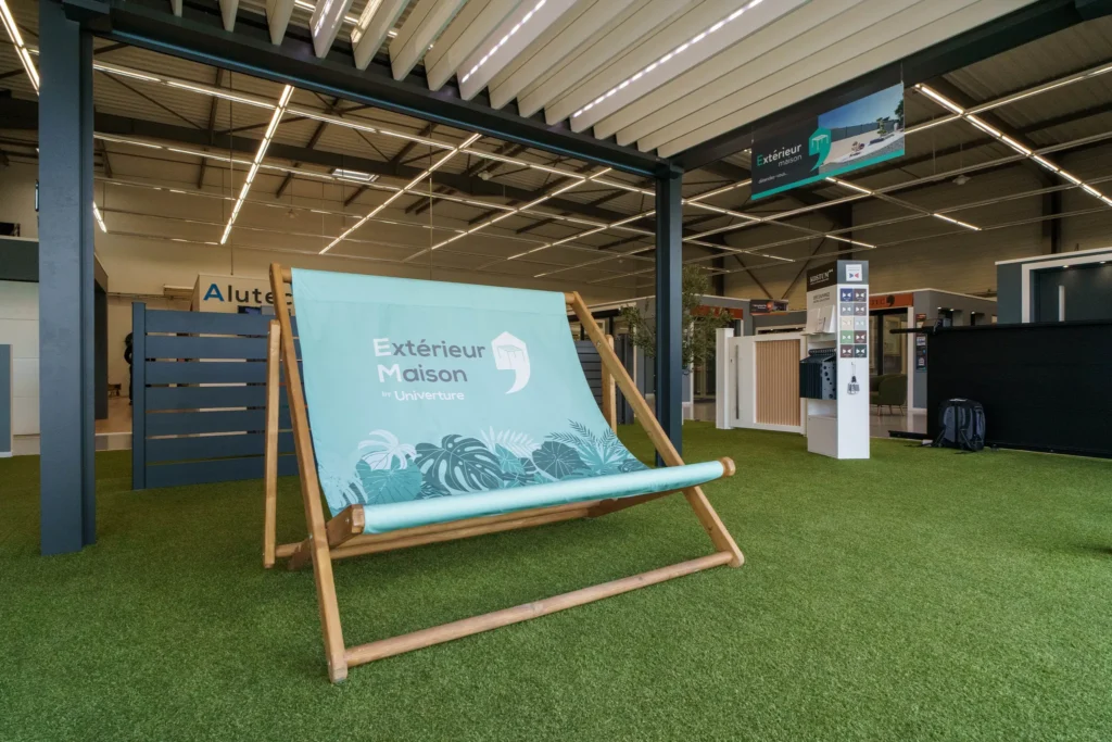 Stores et pergola exposés dans le showroom Alutec de Montauban